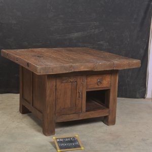 Robuuste stoere tafel met kastje