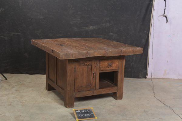 Robuuste stoere tafel met kastje