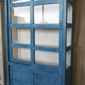 Blauwe vitrinekast met schuifdeuren glas en hout 3B3