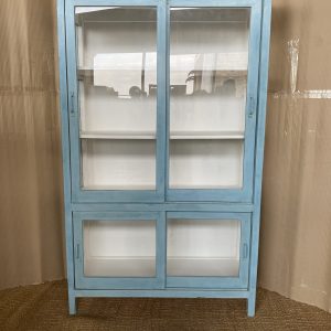 12A5 Zacht blauwe vitrinekast met schuifdeuren