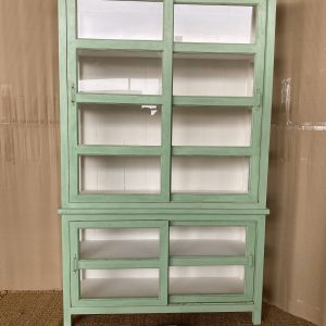 17A5 Zacht groene hoge vitrinekast